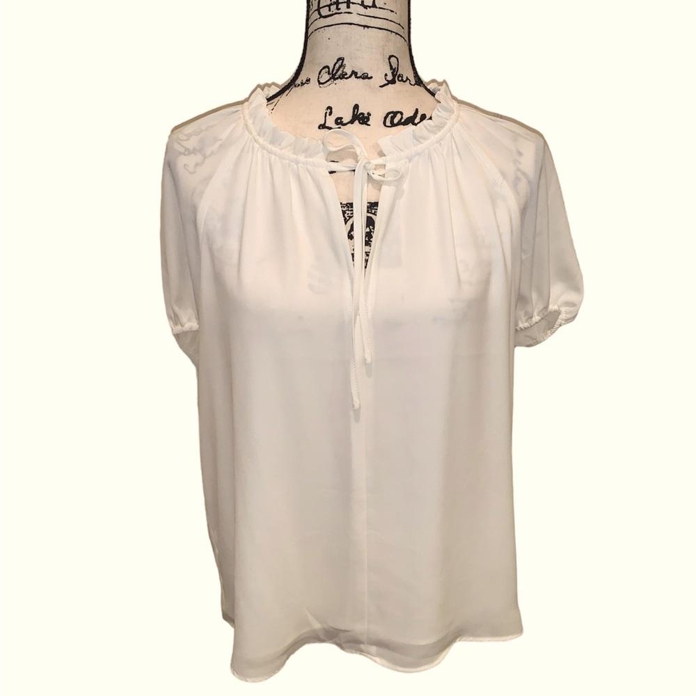 Elie Tahari creamy white blouse. Short gathered sleeves . V neck tie front Sz M